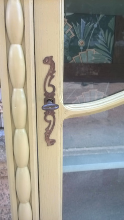 Armoire vitrine parisienne 1930 jaune olive