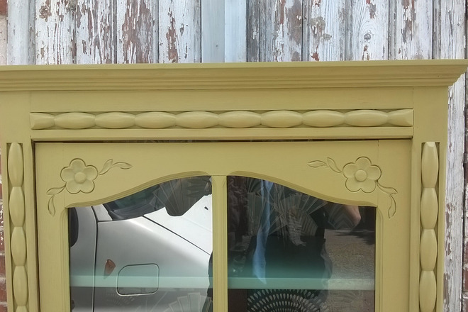 Armoire vitrine parisienne 1930 jaune olive