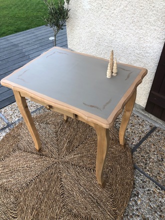 Bureau bois, beige et doré et pieds galbés 