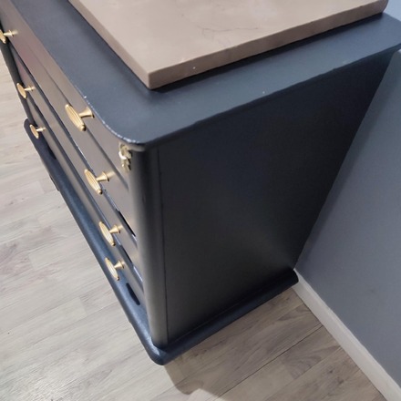 Commode noire satin avec plaque de marbre