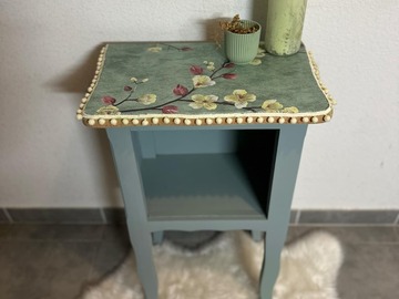 Vente avec paiement en ligne: Chevet rétro chic en bois peint à la main