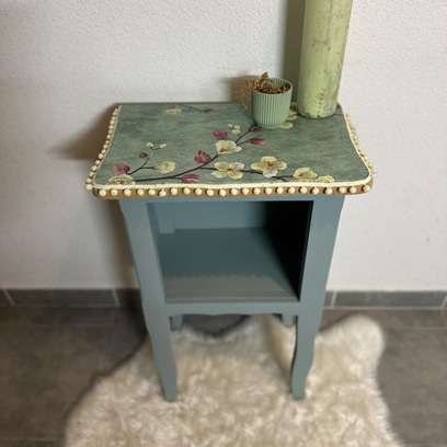 Vente avec paiement en ligne: Chevet rétro chic en bois peint à la main