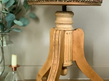 Vente avec paiement en ligne: Ancien tabouret à vis retapissé