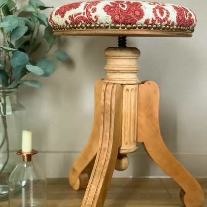 Vente avec paiement en ligne: Ancien tabouret à vis retapissé