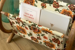 Vente avec paiement en ligne: Ancien porte-revue rotin fleuri vintage