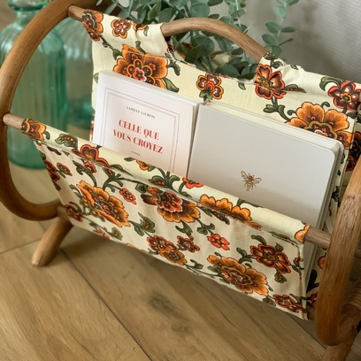 Vente avec paiement en ligne: Ancien porte-revue rotin fleuri vintage