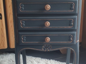 Vente avec paiement en ligne: Chevet style Louis XV couleur carbone et cuivre rosé