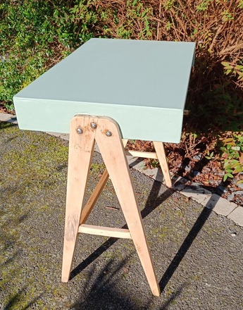 Console artisanale vert rivage velours et pieds compas 