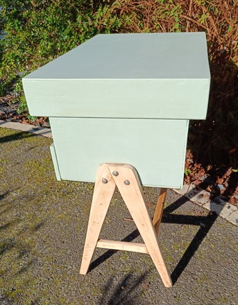 Console artisanale vert rivage velours et pieds compas 