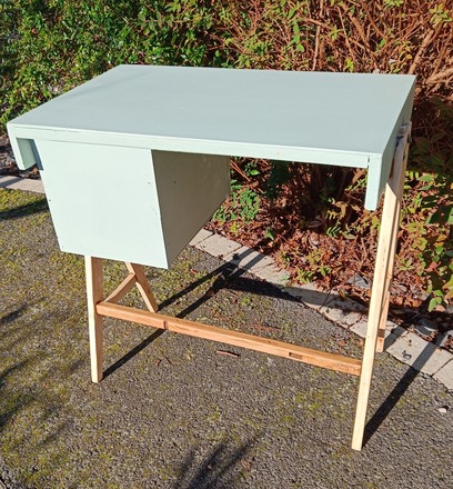 Console artisanale vert rivage velours et pieds compas 