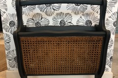 Vente avec paiement en ligne: Porte-revues Pia bois, cannage et vert foncé