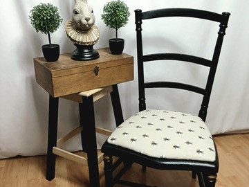 Vente avec paiement en ligne: Chaise basse style Napoleon III noir, or et motif abeille