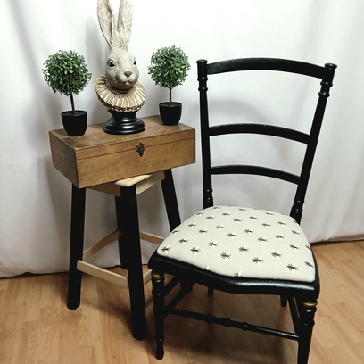 Vente avec paiement en ligne: Chaise basse style Napoleon III noir, or et motif abeille