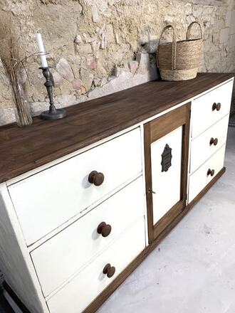 Buffet champêtre bois, blanc crème et sa plaque en fonte