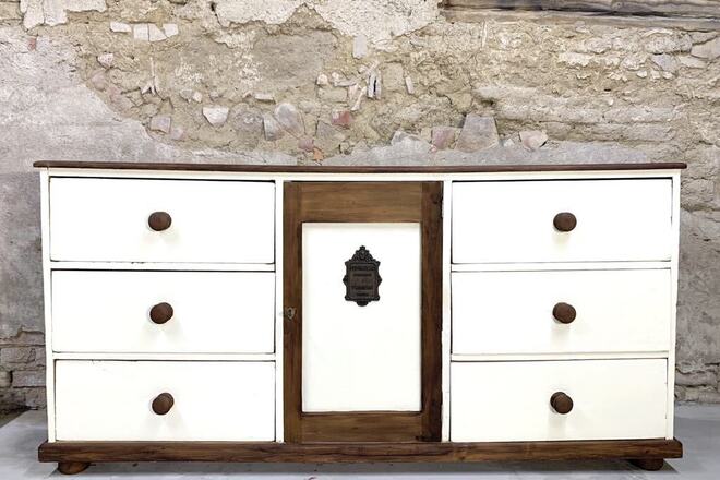 Buffet champêtre bois, blanc crème et sa plaque en fonte