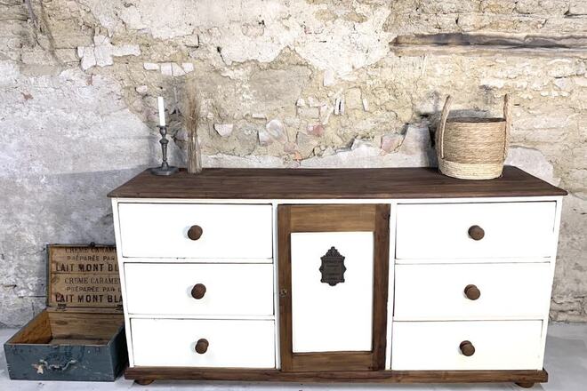 Buffet champêtre bois, blanc crème et sa plaque en fonte