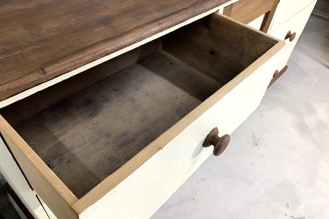 Buffet champêtre bois, blanc crème et sa plaque en fonte