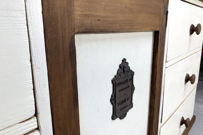Buffet champêtre bois, blanc crème et sa plaque en fonte