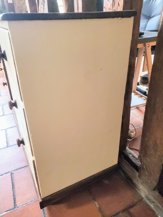 Buffet champêtre bois, blanc crème et sa plaque en fonte