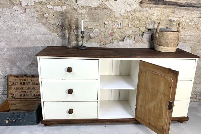 Buffet champêtre bois, blanc crème et sa plaque en fonte