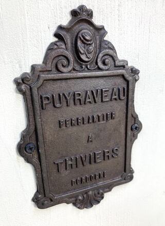 Buffet champêtre bois, blanc crème et sa plaque en fonte