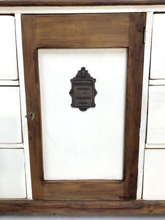 Buffet champêtre bois, blanc crème et sa plaque en fonte