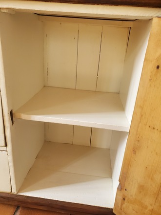 Buffet champêtre bois, blanc crème et sa plaque en fonte
