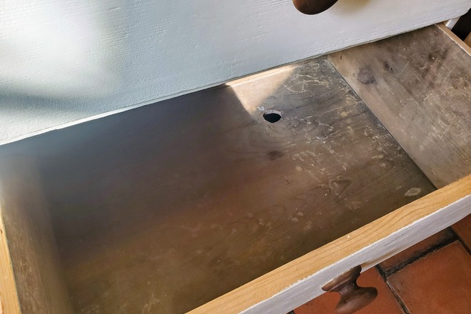 Buffet champêtre bois, blanc crème et sa plaque en fonte