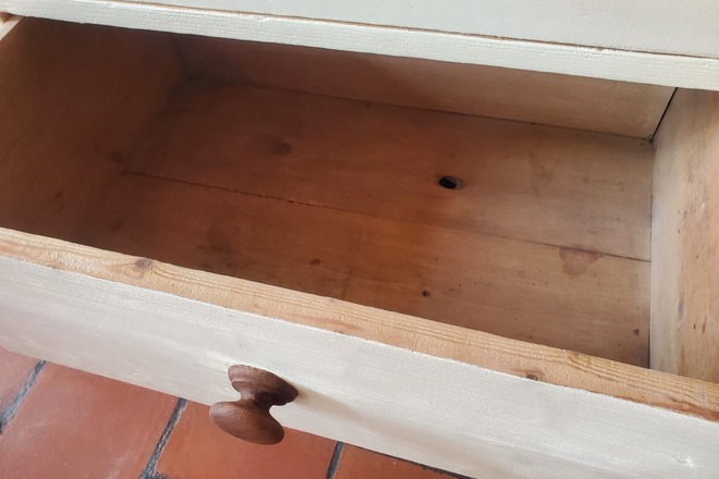 Buffet champêtre bois, blanc crème et sa plaque en fonte