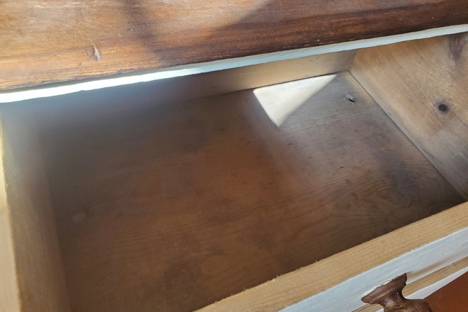 Buffet champêtre bois, blanc crème et sa plaque en fonte