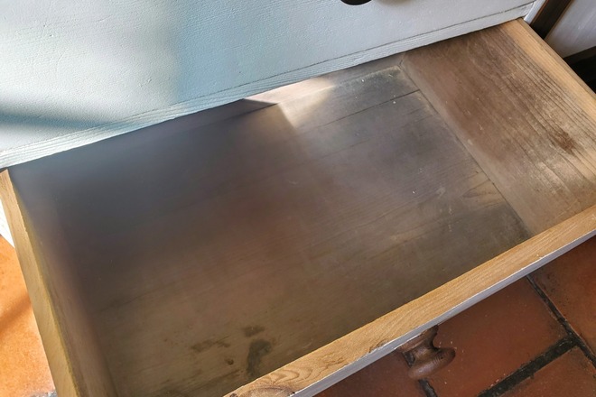 Buffet champêtre bois, blanc crème et sa plaque en fonte