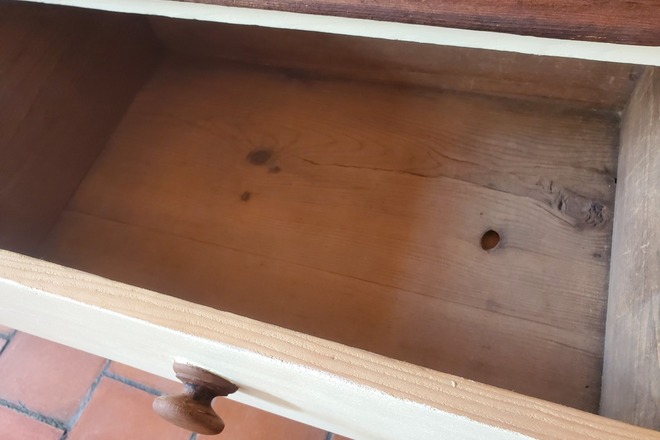 Buffet champêtre bois, blanc crème et sa plaque en fonte