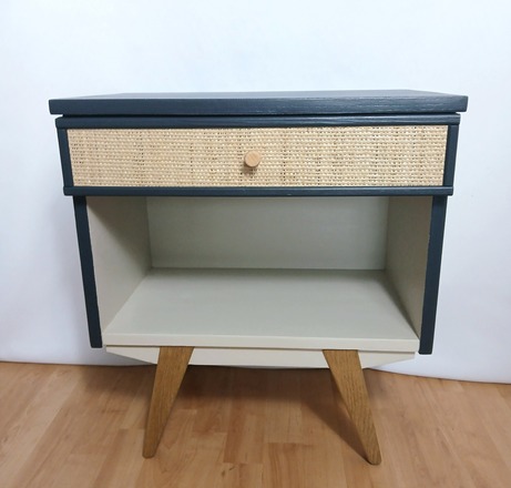 Meuble d'appoint pieds compas, gris, blanc et cannage paillé