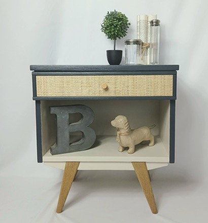 Meuble d'appoint pieds compas, gris, blanc et cannage paillé