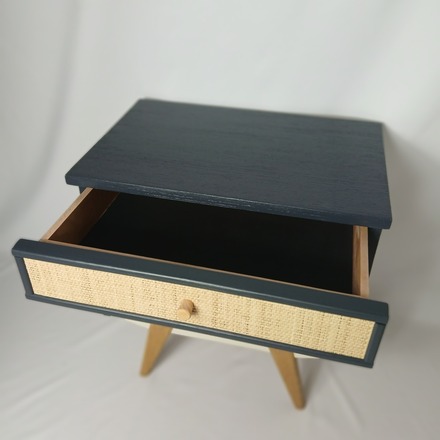 Meuble d'appoint pieds compas, gris, blanc et cannage paillé