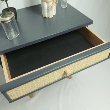 Meuble d'appoint pieds compas, gris, blanc et cannage paillé