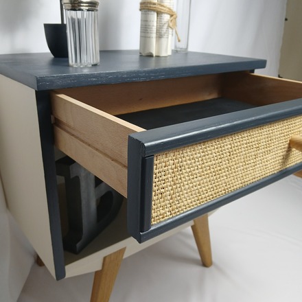 Meuble d'appoint pieds compas, gris, blanc et cannage paillé