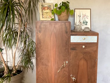 Vente avec paiement en ligne: Armoire, buffet Art deco asymétrique en noyer