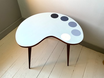 Vente avec paiement en ligne: Table basse tripode vintage bleu glacier