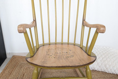 Vente avec paiement en ligne: Fauteuil à bascule vintage en bois restauré