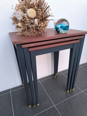Lot de tables gigognes en acajou pieds laiton