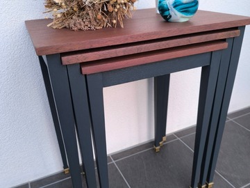 Vente avec paiement en ligne: Lot de tables gigognes en acajou pieds laiton