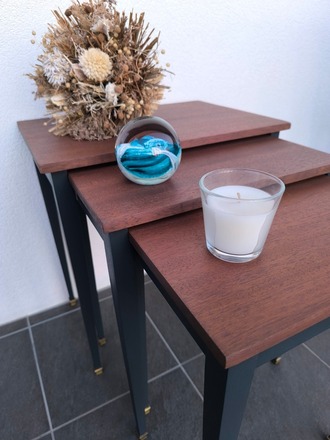 Lot de tables gigognes en acajou pieds laiton