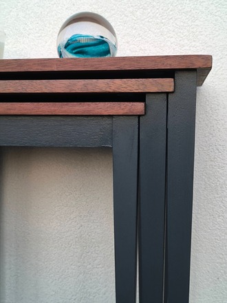 Lot de tables gigognes en acajou pieds laiton
