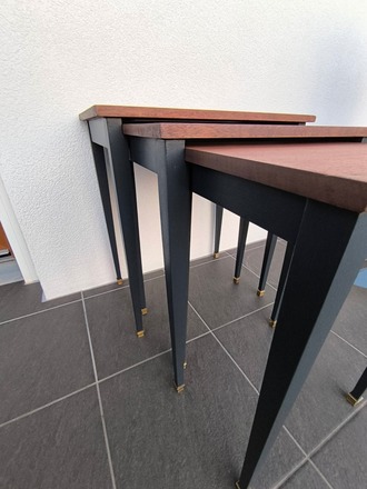 Lot de tables gigognes en acajou pieds laiton