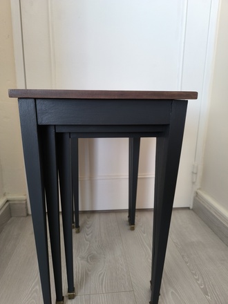 Lot de tables gigognes en acajou pieds laiton