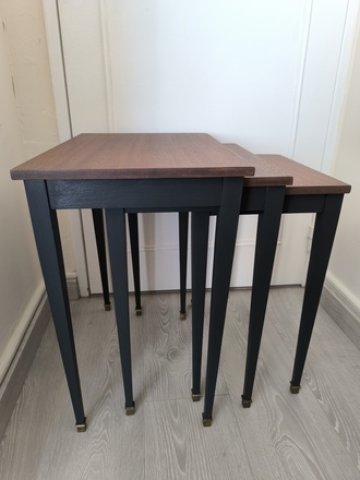Lot de tables gigognes en acajou pieds laiton