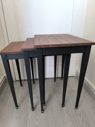 Lot de tables gigognes en acajou pieds laiton