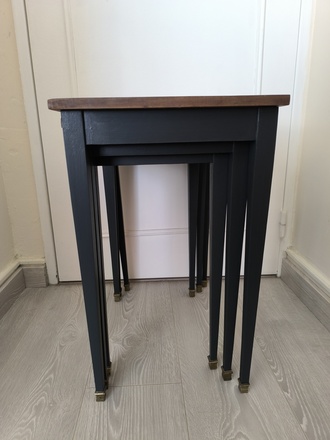 Lot de tables gigognes en acajou pieds laiton