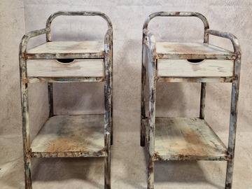 Vente avec paiement en ligne: Paire de chevet d'internat vintage en métal patiné